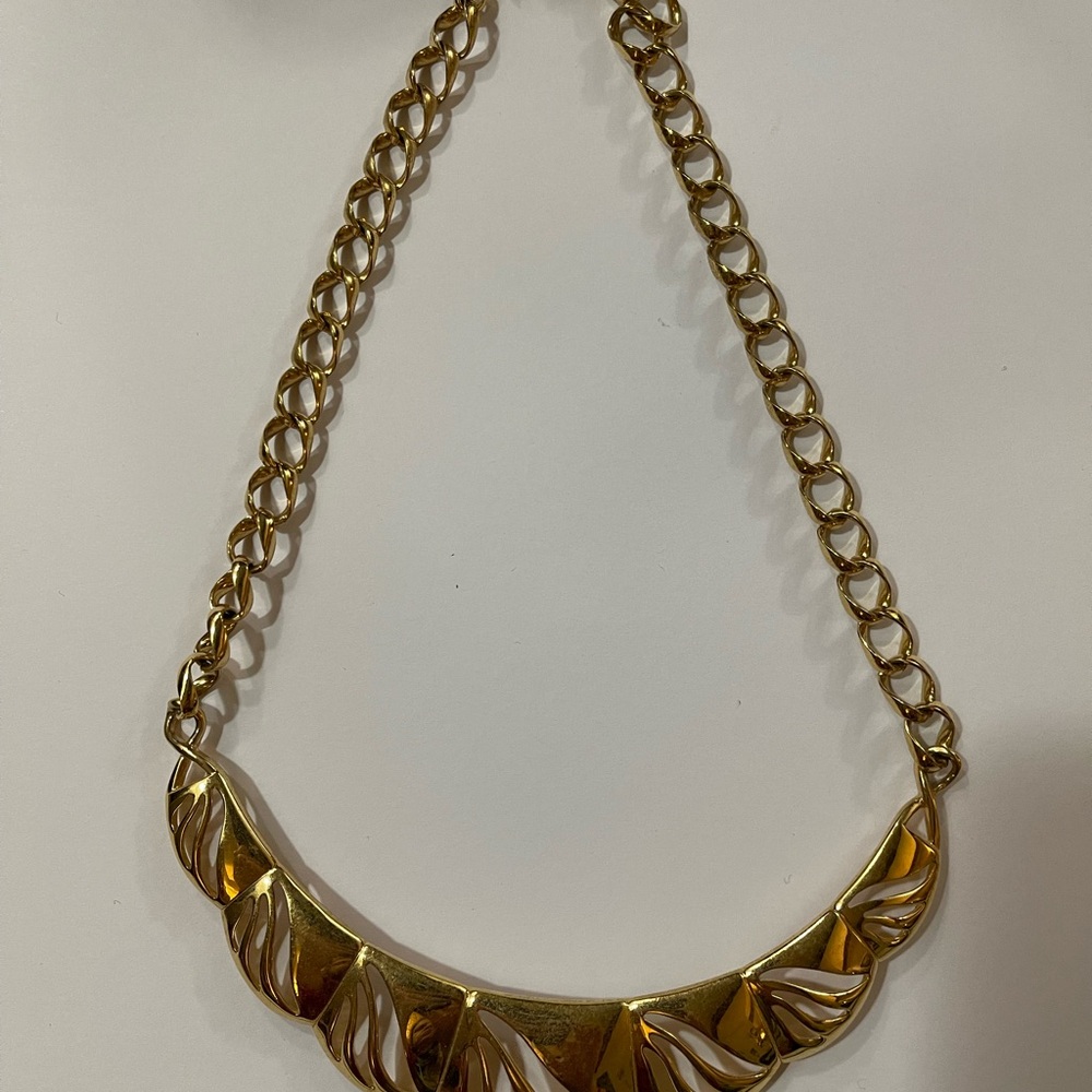 Monet Retro Chunky gold necklace